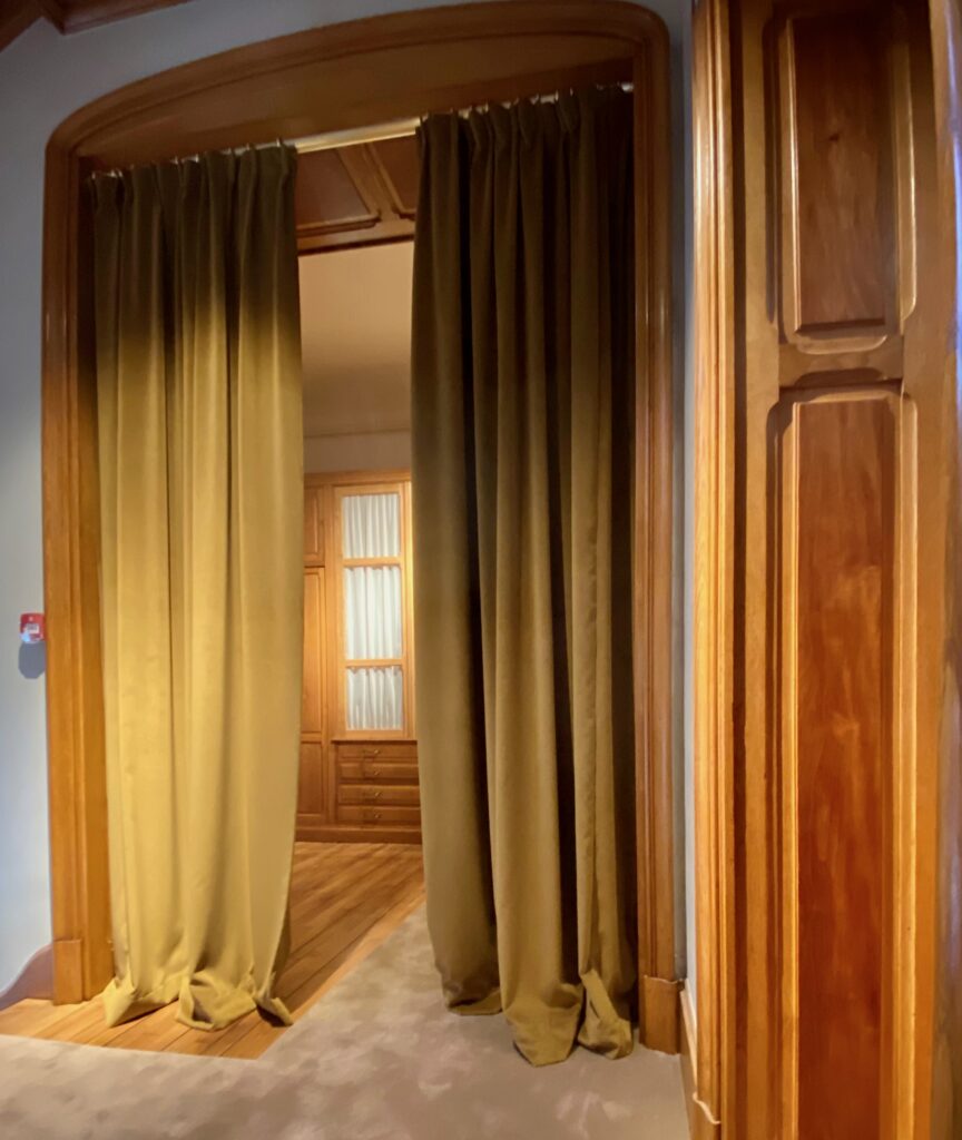 Rideaux acoustiques ocres à la Villa Majorelle