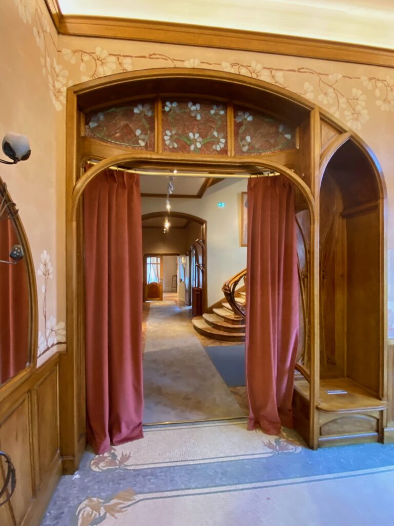 Rideaux acoustiques rouge ocre à la Villa Majorelle à Nancy