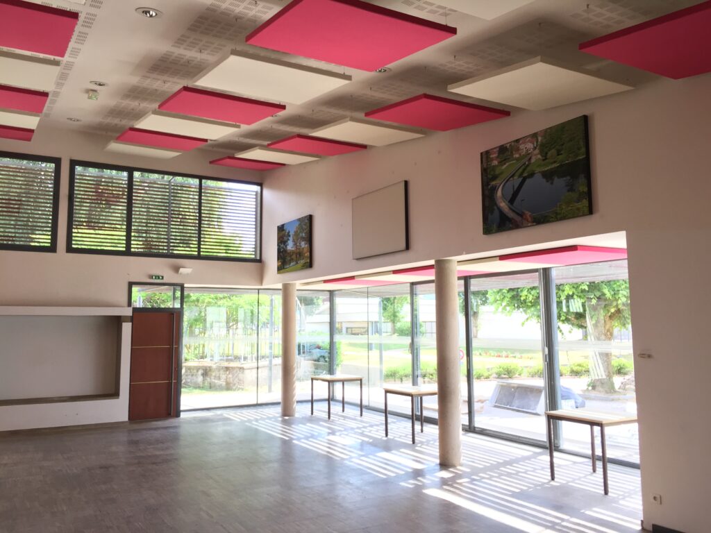Dalles acoustiques rouge et blanche au plafond de la mairie d'eloyes