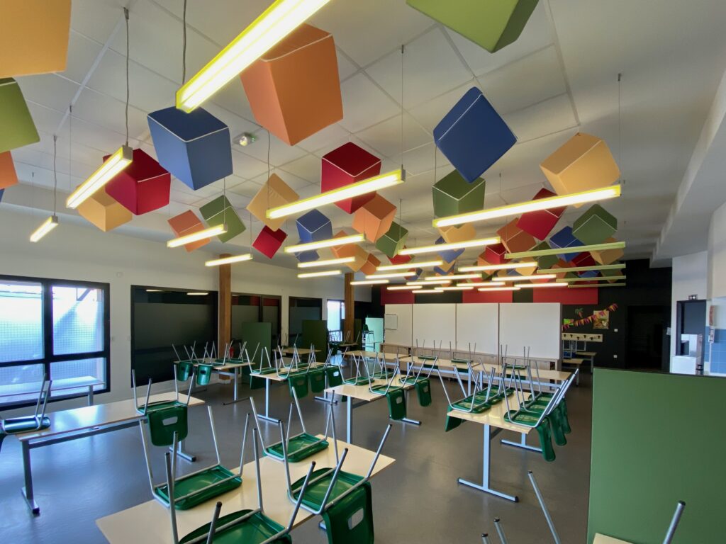 référence adéquat - dalles acoustiques suspendues dans une cantine scolaire