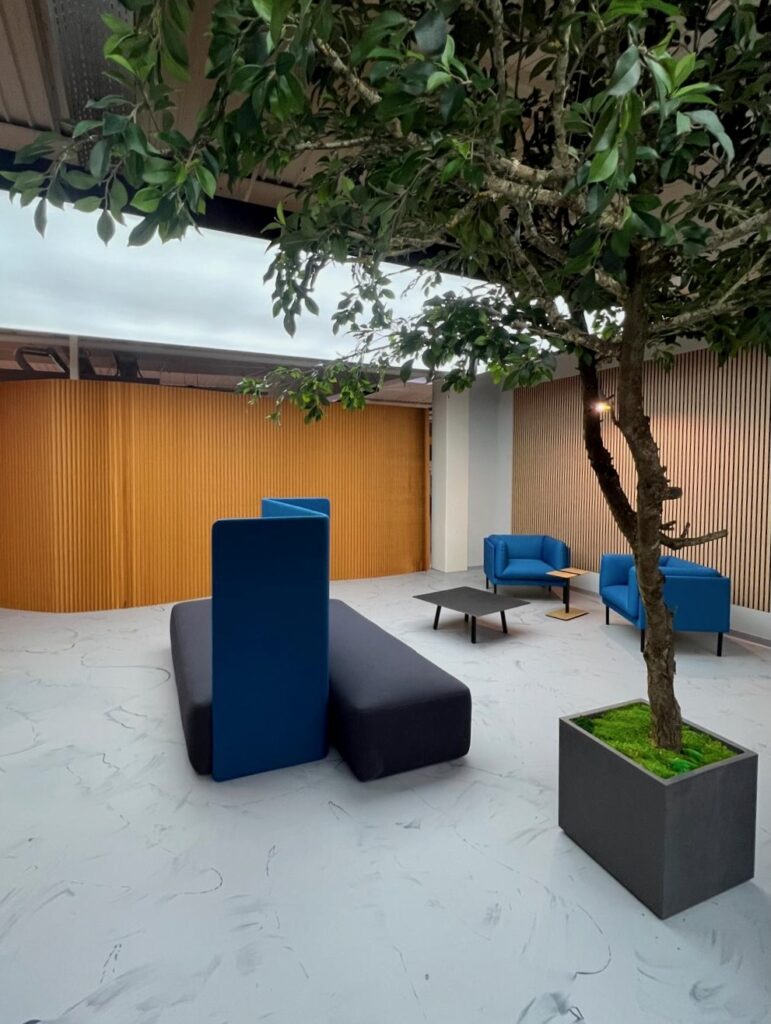 Espace d'attente avec cloisons acoustiques modulables