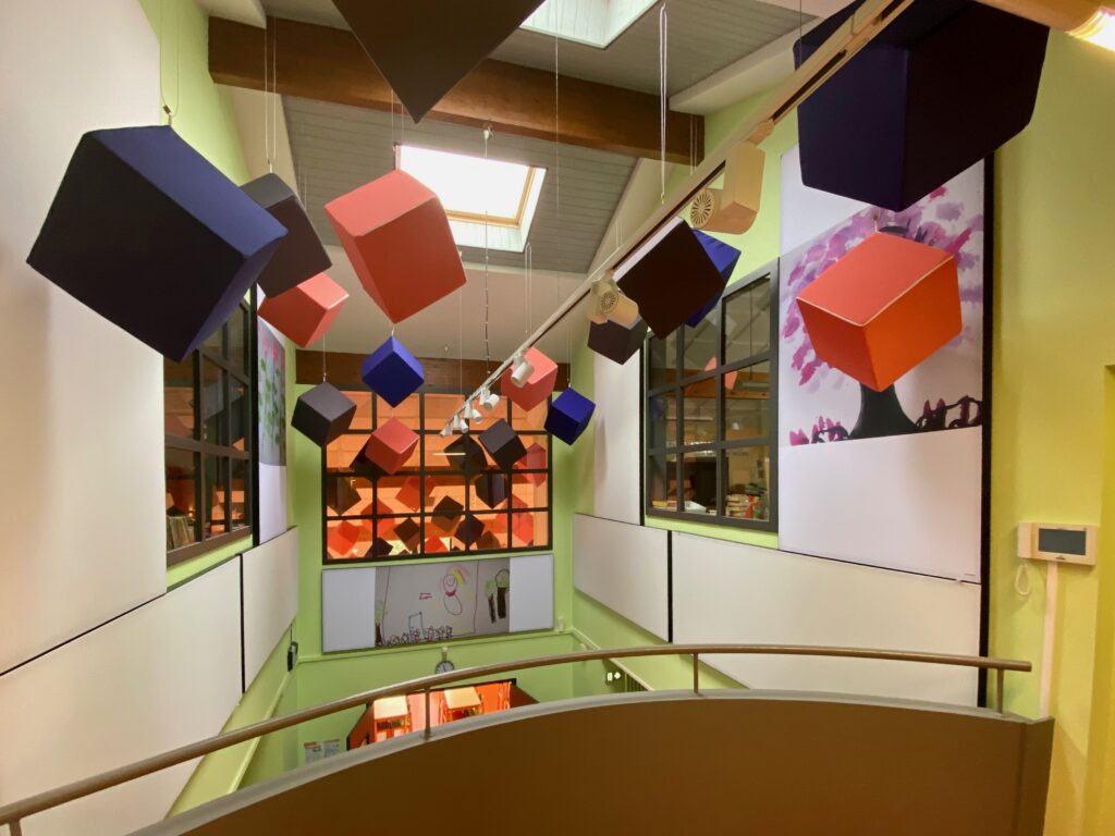 Dalles acoustiques 3D multicolor à l'école maternelle d'eloyes