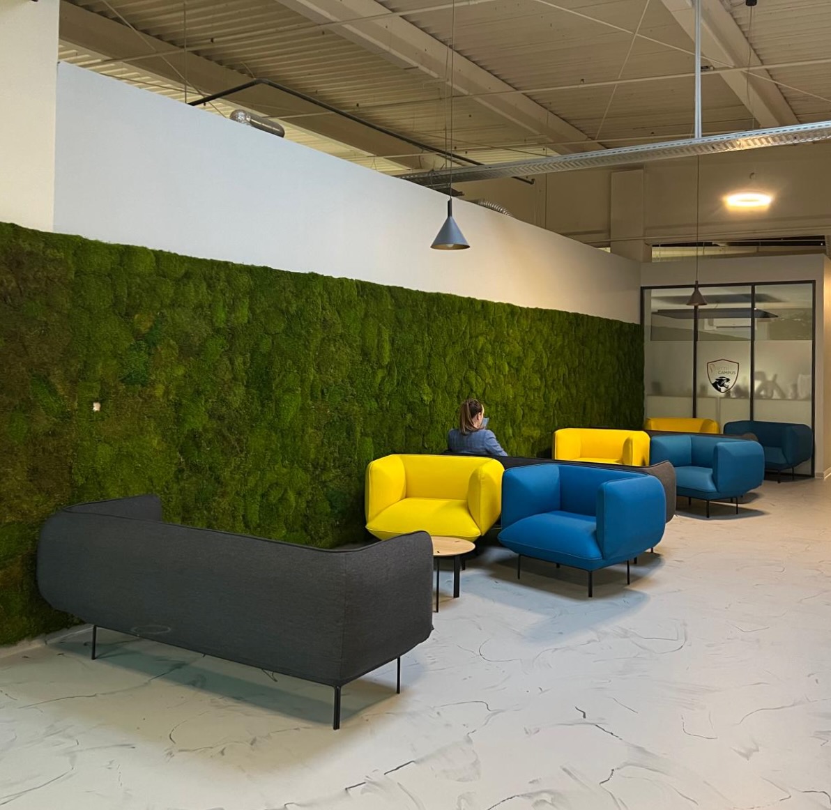 Espace d'attente avec mur végétalisé