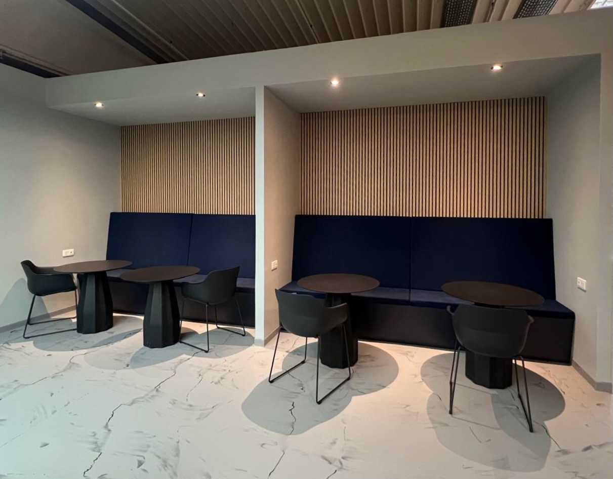 Deux cabines acoustiques dans les locaux de Premista