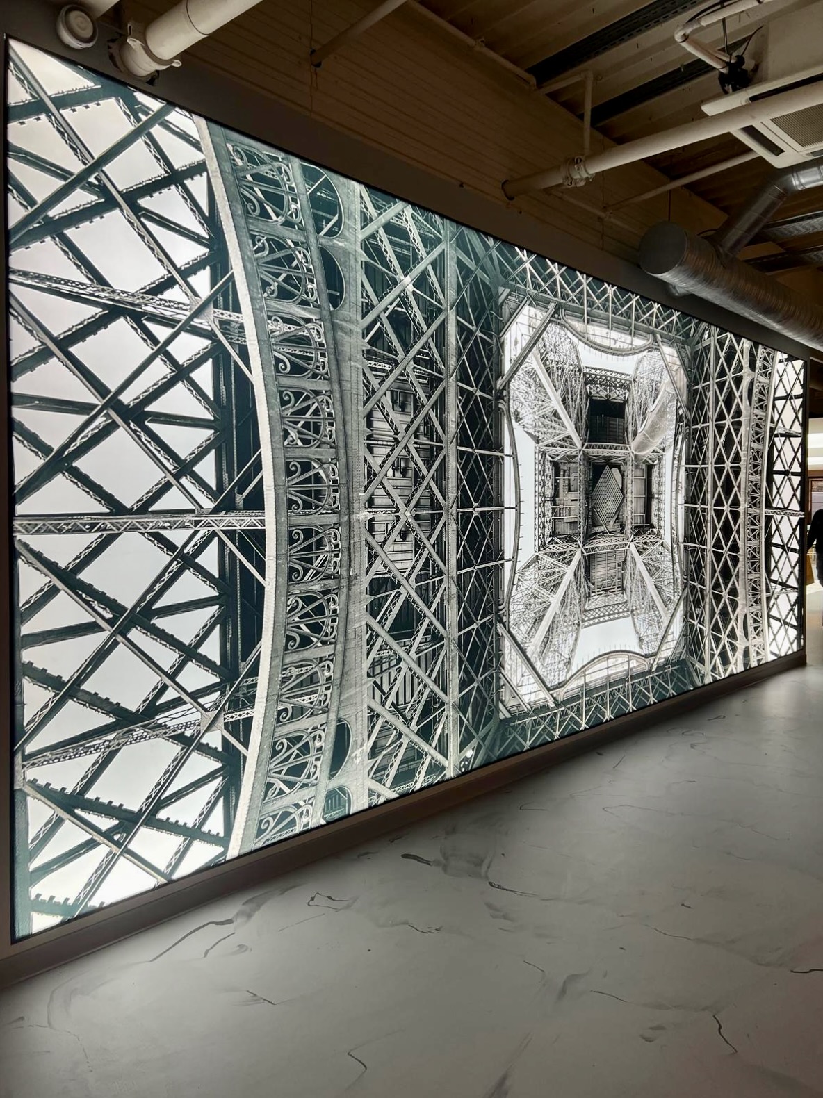 Locaux de Premista - couloir habillé avec une toile tendu acoustique rétro-éclairé