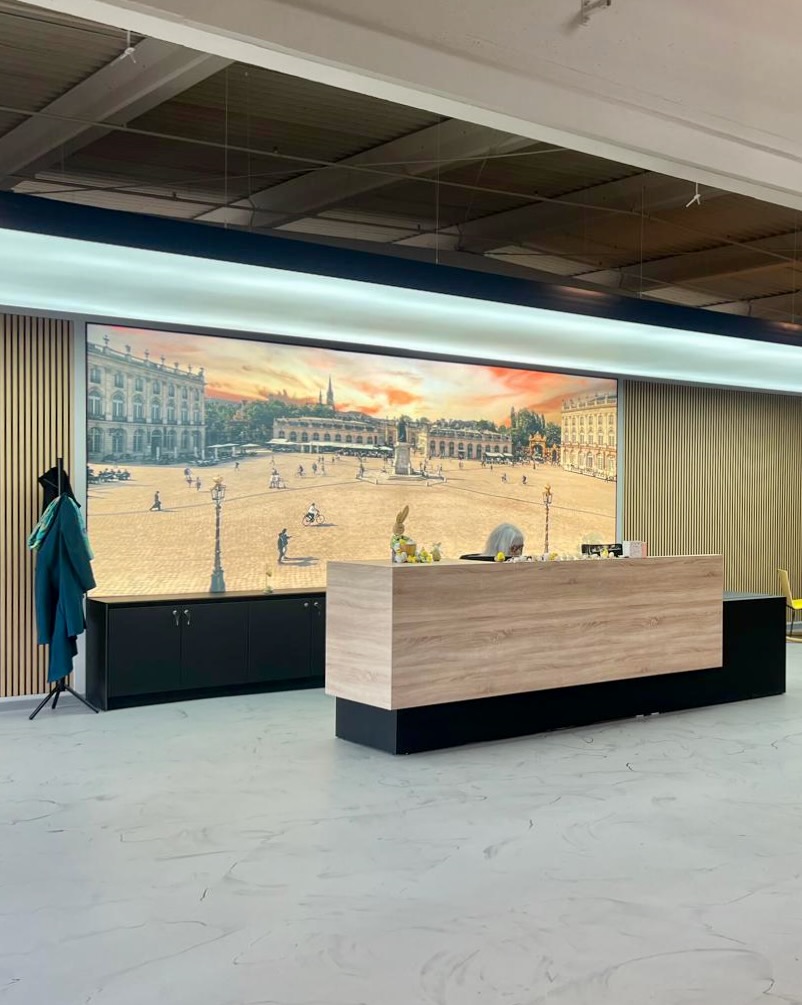 Locaux de Premista - mur habillé avec une toile tendu acoustique rétro-éclairé