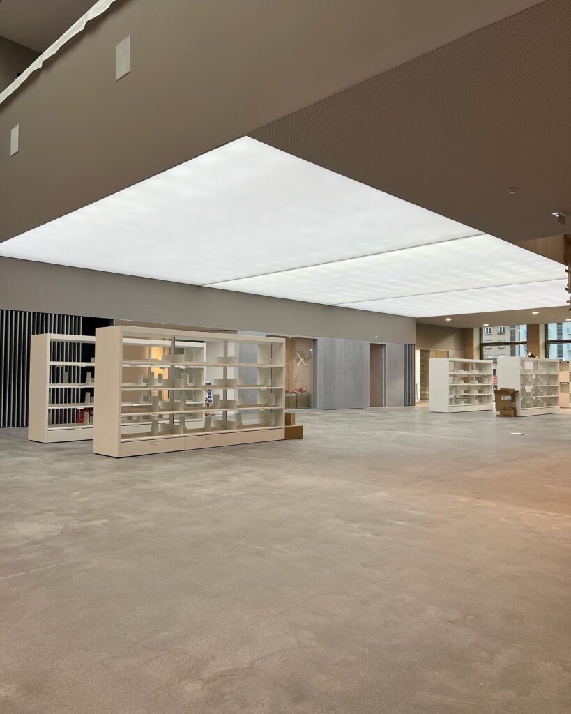 Pièce de la bibliothèque la boussole à saint dié des vosges avec plafond acoustique rétro éclairé