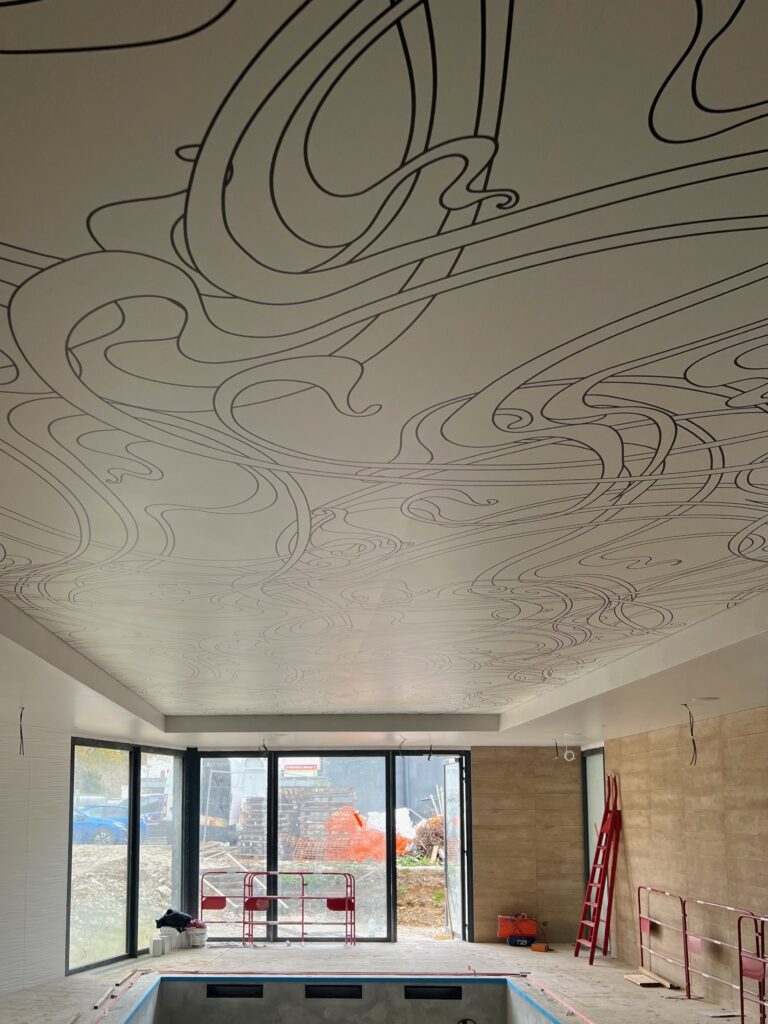 Salle de la résidence les arabesques avec toile tendue acoustique