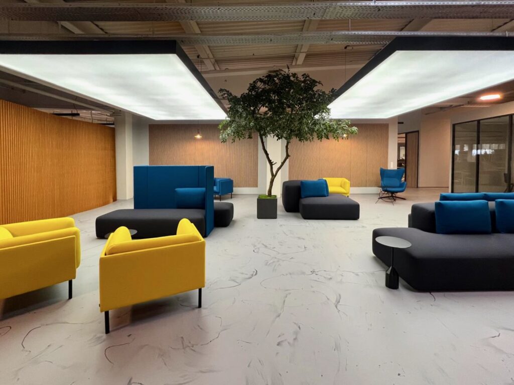 Intérieur avec mobilier acoustique